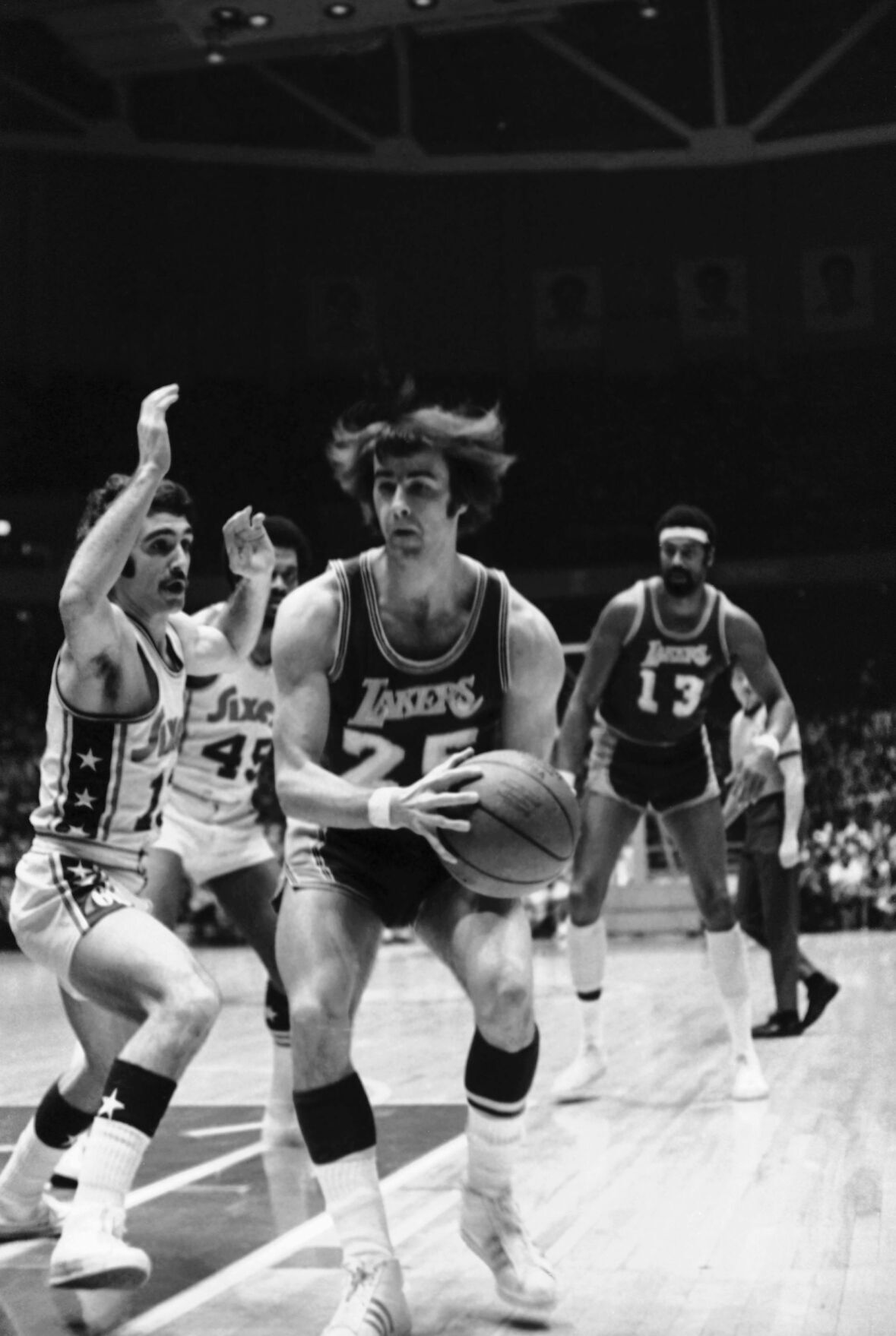 1973: Gail Goodrich scores 49, Elmore Smith blocks 17 shots for Lakers
